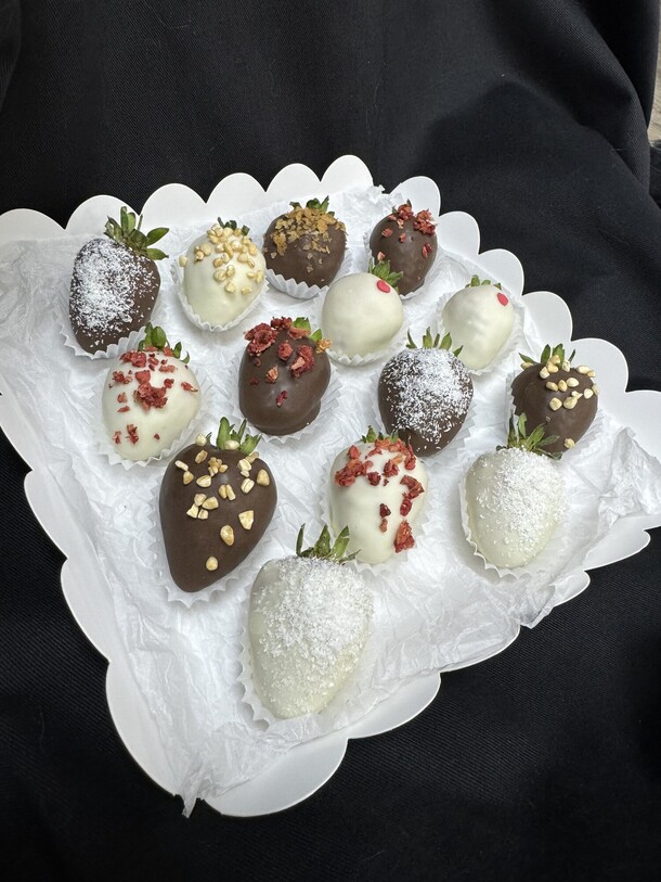 Набор из 14 клубник в шоколаде, артикул F1353747 - 3685 рублей, доставка по городу. Flawery - доставка цветов