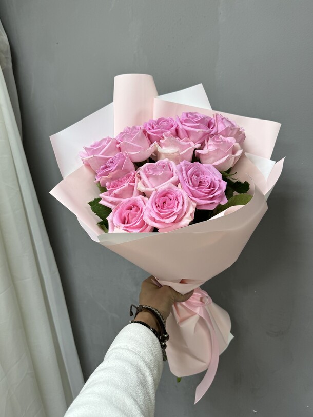 Букет из 13 розовых роз, артикул F1353760 - 5150 рублей, доставка по городу. Flawery - доставка цветов