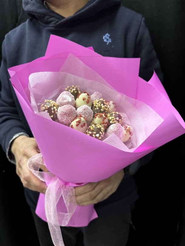 Клубничный букет, артикул F1353764 - 4205 рублей, доставка по городу. Flawery - доставка цветов