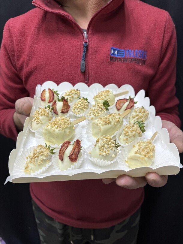 Клубника и бананы в шоколаде, артикул F1353836 - 4960 рублей, доставка по городу. Flawery - доставка цветов