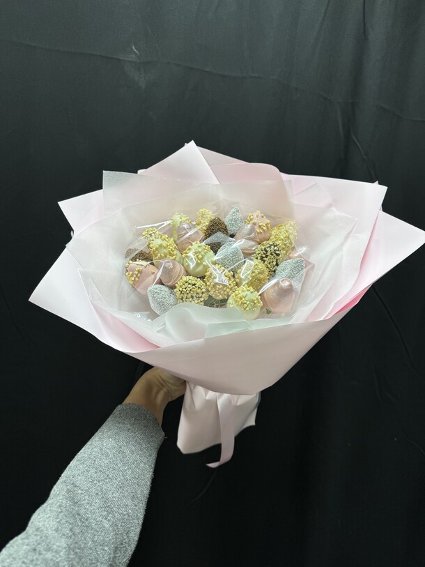 Букет из 23 шоколадных клубник, артикул F1353847 - 6065 рублей, доставка по городу. Flawery - доставка цветов