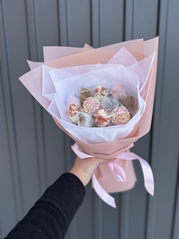 Клубничный букет, артикул F1354189 - 2990 рублей, доставка по городу. Flawery - доставка цветов