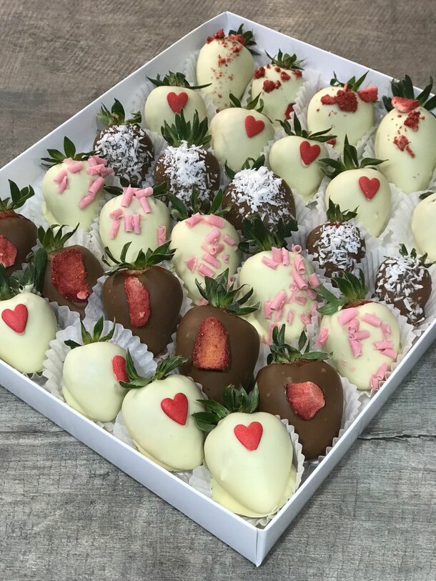 Набор из 30 клубник в шоколаде, артикул F1355539 - 7395 рублей, доставка по городу. Flawery - доставка цветов