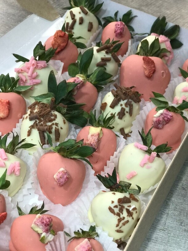 Набор из 24 клубник в шоколаде, артикул F1355540 - 6005 рублей, доставка по городу. Flawery - доставка цветов