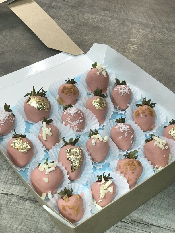 Набор из 19 клубник в шоколаде, артикул F1355547 - 4845 рублей, доставка по городу. Flawery - доставка цветов