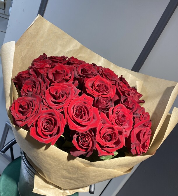 Букет бархатных роз, артикул F1355605 - 15445 рублей, доставка по городу. Flawery - доставка цветов