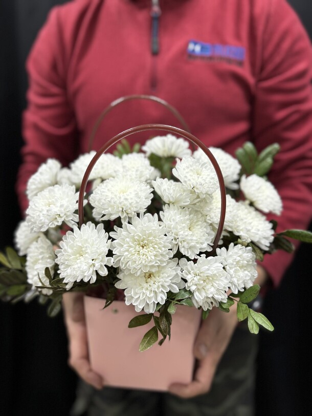 Хризантемы в сумочке, артикул F1355977 - 2400 рублей, доставка по городу. Flawery - доставка цветов