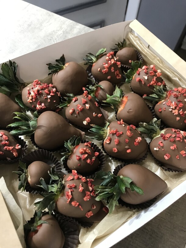 Набор из 19 клубник в шоколаде, артикул F1356132 - 4845 рублей, доставка по городу. Flawery - доставка цветов