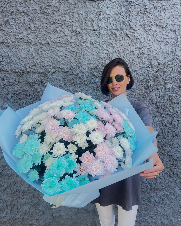 Букет из 19 кустовых хризантем, артикул F1363838 - 8440 рублей, доставка по городу. Flawery - доставка цветов