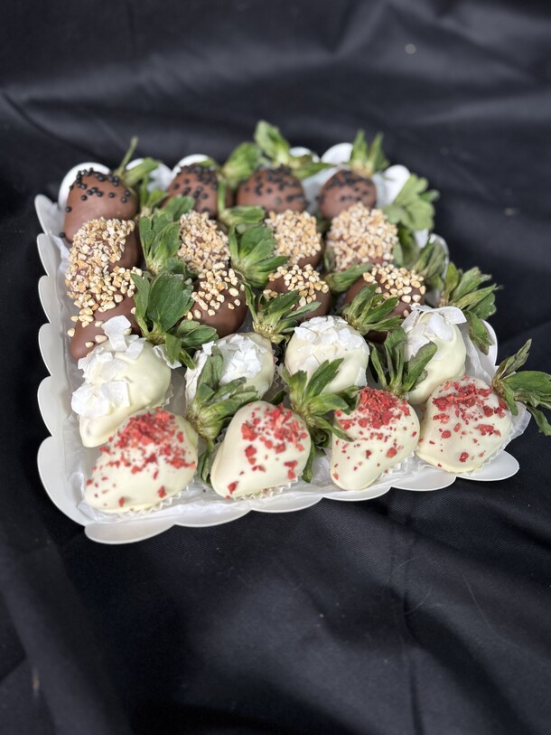 Клубничная сказка, артикул F1364164 - 5075 рублей, доставка по городу. Flawery - доставка цветов