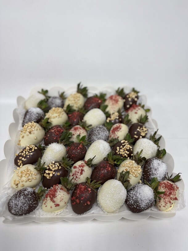 Набор из 36 клубник в шоколаде, артикул F1365015 - 8790 рублей, доставка по городу. Flawery - доставка цветов