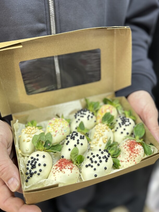 Набор клубничек, артикул F1365026 - 2990 рублей, доставка по городу. Flawery - доставка цветов