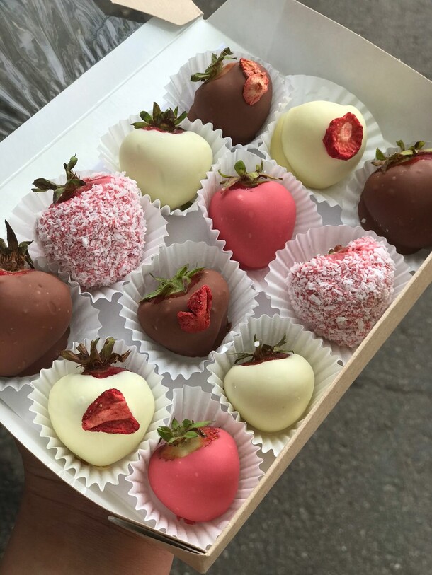 Набор клубничек в шоколаде, артикул F1365945 - 3220 рублей, доставка по городу. Flawery - доставка цветов