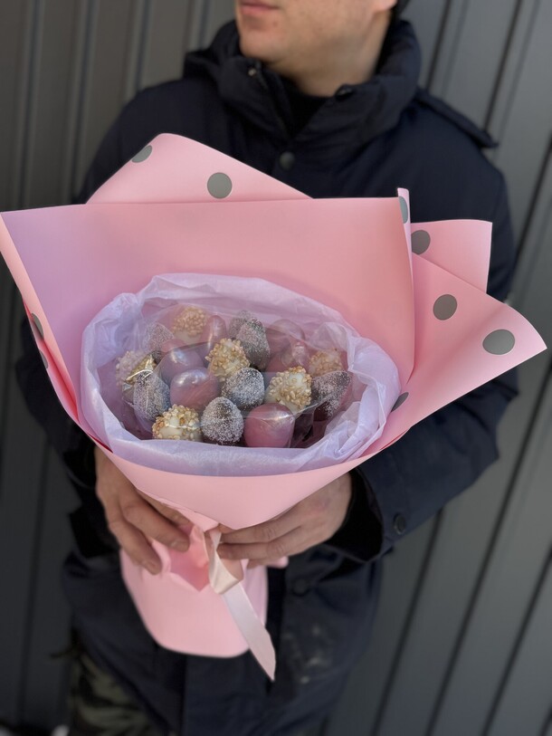 Клубничный букет, артикул F1366466 - 5135 рублей, доставка по городу. Flawery - доставка цветов