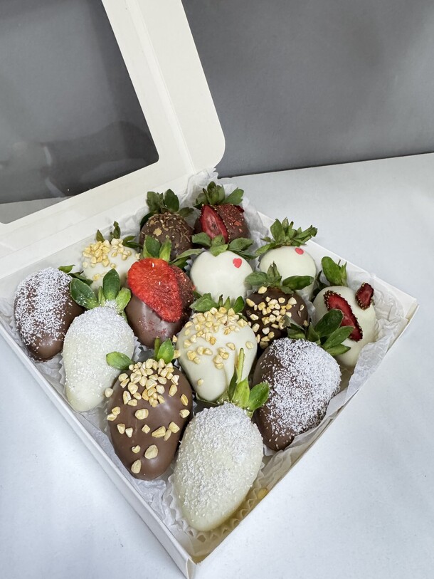 Набор из 14 клубник в шоколаде, артикул F1368145 - 3685 рублей, доставка по городу. Flawery - доставка цветов