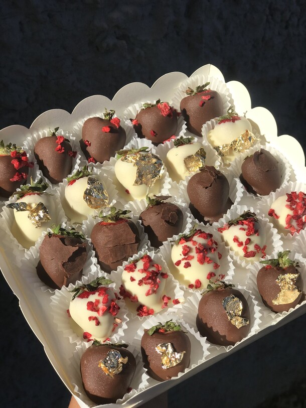 Набор из 25 клубник в шоколаде, артикул F1368225 - 6235 рублей, доставка по городу. Flawery - доставка цветов