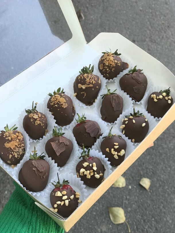 Набор из 15 клубник в шоколаде, артикул F1368242 - 3915 рублей, доставка по городу. Flawery - доставка цветов