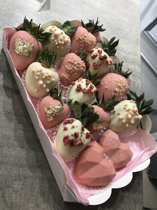 Набор клубники и шоколадных сердец, артикул F1368488 - 4090 рублей, доставка по городу. Flawery - доставка цветов