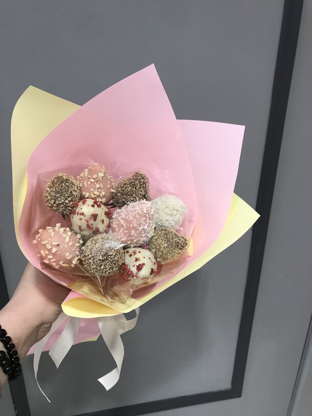 Клубничный букет, артикул F1368489 - 2755 рублей, доставка по городу. Flawery - доставка цветов