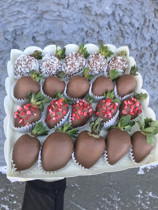 Набор клубник в молочном шоколаде, артикул F1368667 - 5075 рублей, доставка по городу. Flawery - доставка цветов