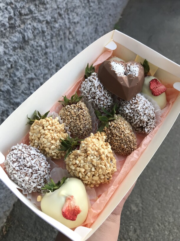 Набор из 10 клубник в шоколаде, артикул F1368876 - 3190 рублей, доставка по городу. Flawery - доставка цветов