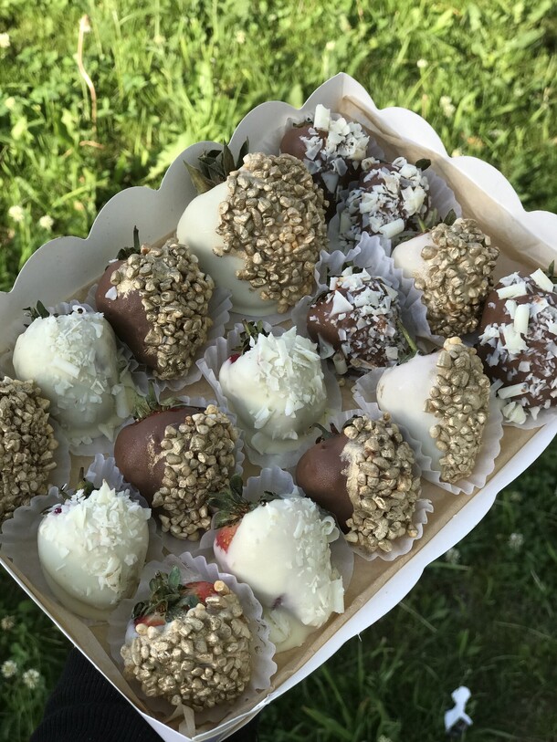 Набор из 16 клубник в шоколаде, артикул F1368877 - 4150 рублей, доставка по городу. Flawery - доставка цветов