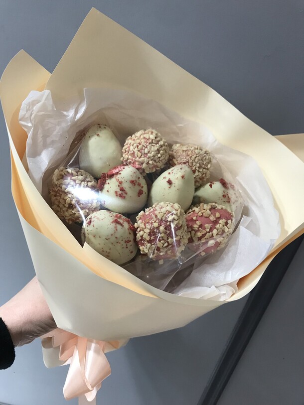 Букет из 10 клубник в шоколаде, артикул F1368896 - 2755 рублей, доставка по городу. Flawery - доставка цветов