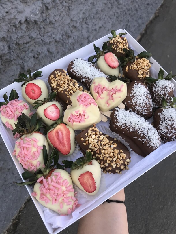 Набор вкусняшек микс, артикул F1369024 - 6065 рублей, доставка по городу. Flawery - доставка цветов