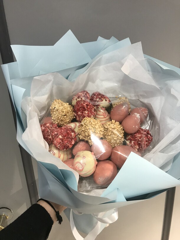 Букет из 23 клубничек, артикул F1371042 - 6065 рублей, доставка по городу. Flawery - доставка цветов