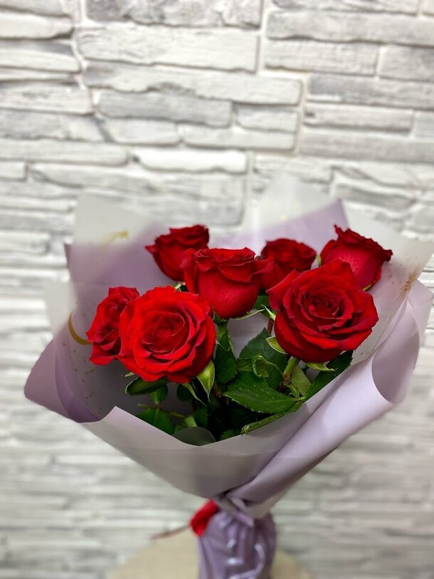 Букет из 7 бордовых роз, артикул F1371365 - 3990 рублей, доставка по городу. Flawery - доставка цветов