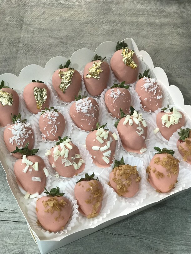 Набор клубник в розовом шоколаде, артикул F1371378 - 5075 рублей, доставка по городу. Flawery - доставка цветов