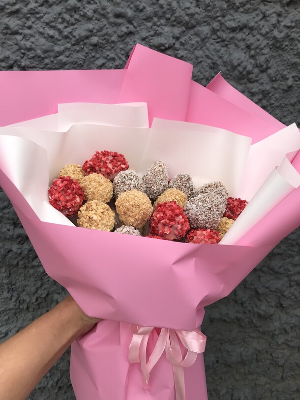 Букет из 27 клубник в шоколаде, артикул F1371427 - 6990 рублей, доставка по городу. Flawery - доставка цветов