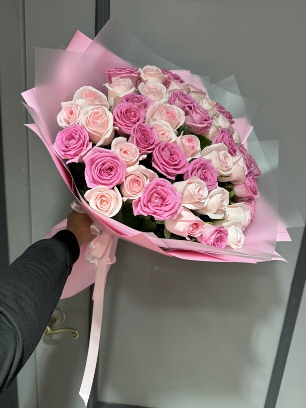 Букет из 55 роз, артикул F1371436 - 20665 рублей, доставка по городу. Flawery - доставка цветов