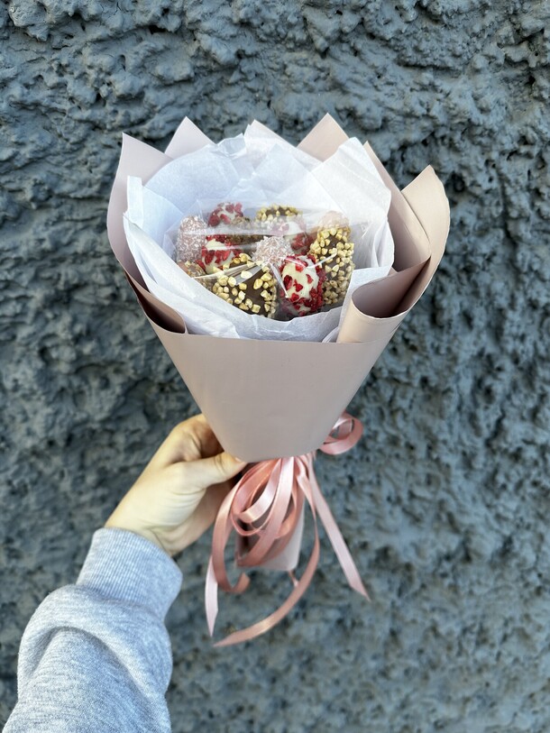 Милый клубничный букет, артикул F1371448 - 3220 рублей, доставка по городу. Flawery - доставка цветов