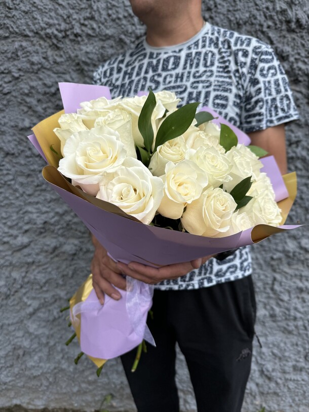 Букет из 19 белых роз, артикул F1371459 - 8340 рублей, доставка по городу. Flawery - доставка цветов