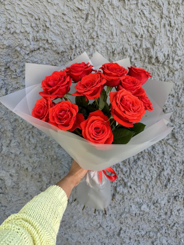 Букет из 11 бордовых роз, артикул F1371463 - 6020 рублей, доставка по городу. Flawery - доставка цветов