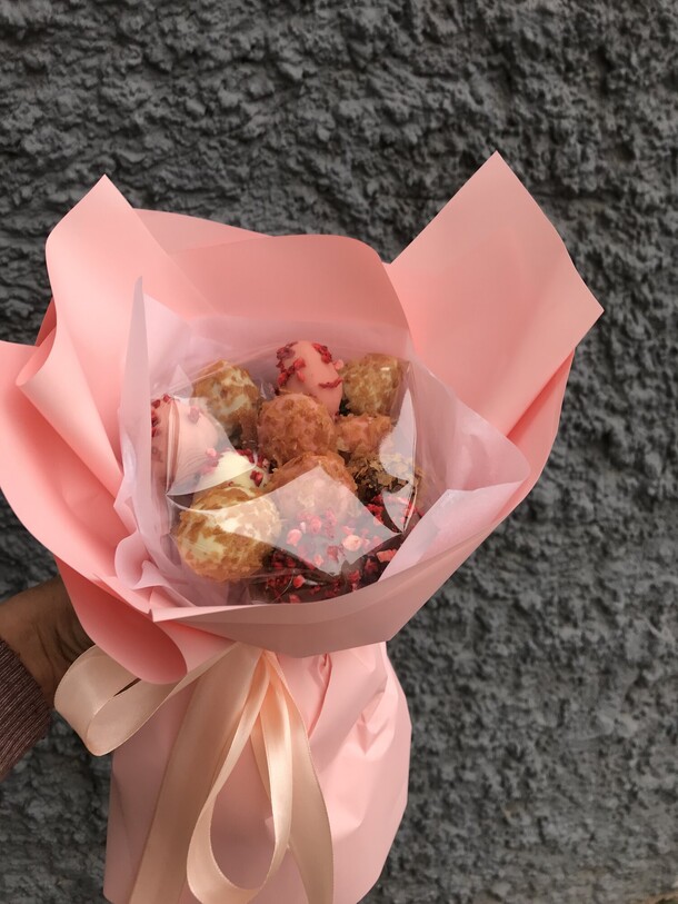 Клубничка в оформлении, артикул F1371953 - 2990 рублей, доставка по городу. Flawery - доставка цветов