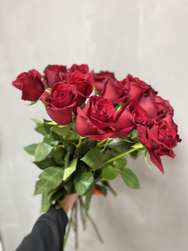 Бордовые розы на ленте, артикул F1372616 - 6670 рублей, доставка по городу. Flawery - доставка цветов