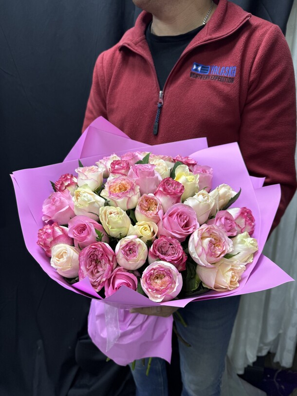 Букет из 35 роз микс, артикул F1372620 - 13415 рублей, доставка по городу. Flawery - доставка цветов