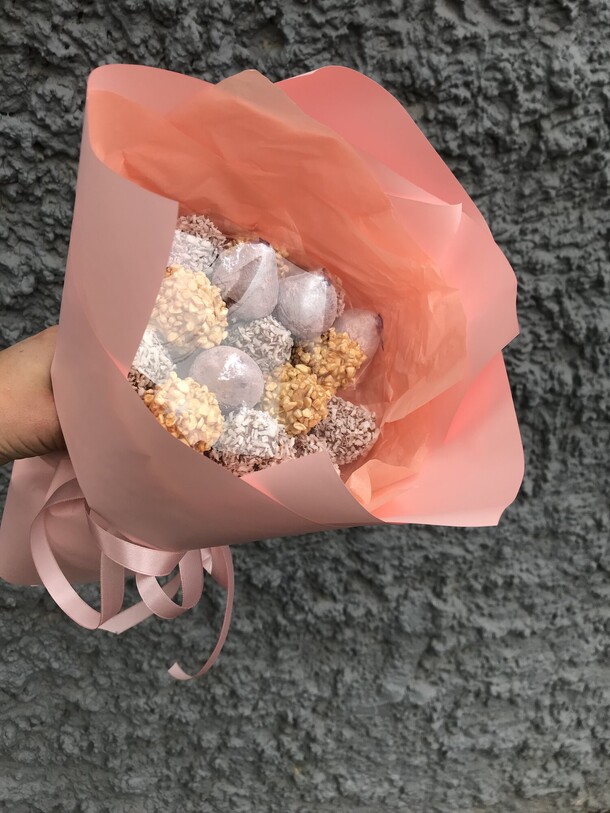 Клубничный поцелуй, артикул F1372624 - 4205 рублей, доставка по городу. Flawery - доставка цветов