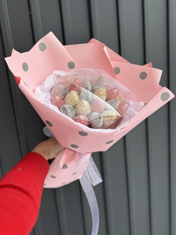 Букет из 19 клубник в шоколаде, артикул F1374434 - 5135 рублей, доставка по городу. Flawery - доставка цветов