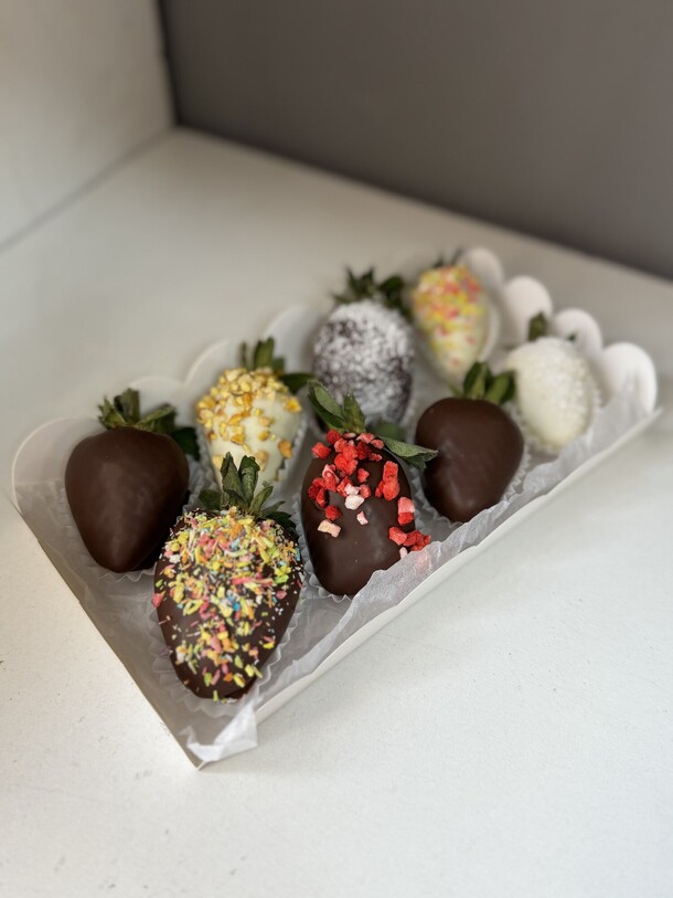 Набор из 8 клубничек, артикул F1374828 - 2295 рублей, доставка по городу. Flawery - доставка цветов