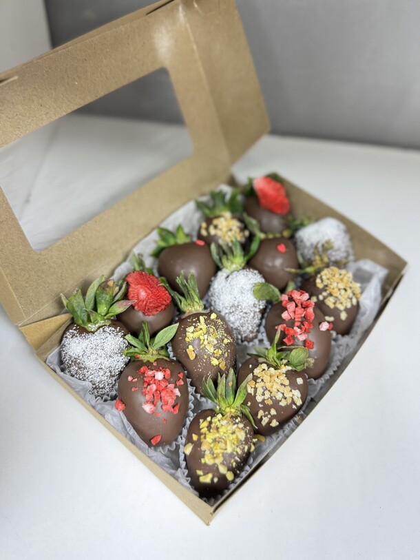 Набор из 14 клубничек, артикул F1374855 - 3685 рублей, доставка по городу. Flawery - доставка цветов