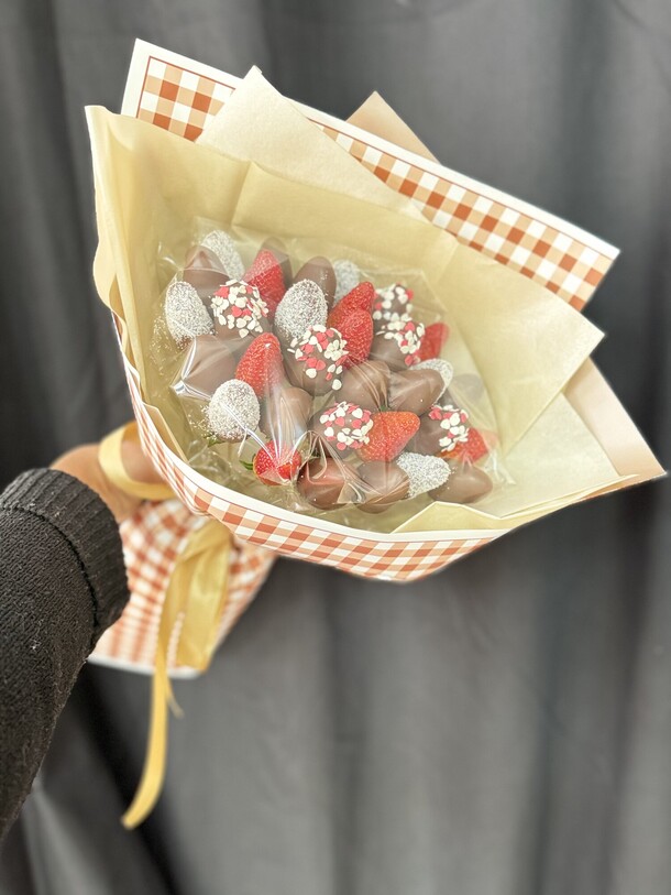 Клубничный блюз, артикул F1379286 - 8385 рублей, доставка по городу. Flawery - доставка цветов