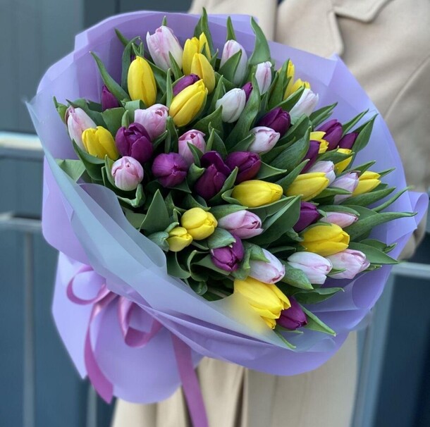 Букет из 47 тюльпана, артикул F1387098 - 7540 рублей, доставка по городу. Flawery - доставка цветов
