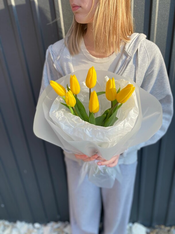 7 жёлтых тюльпанов, артикул F1392561 - 1450 рублей, доставка по городу. Flawery - доставка цветов