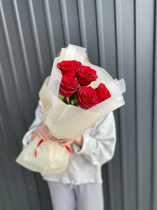 5 бордовых роз, артикул F1392586 - 2975 рублей, доставка по городу. Flawery - доставка цветов