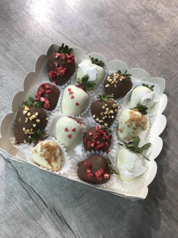 Набор из 14 клубничек, артикул F1395646 - 3685 рублей, доставка по городу. Flawery - доставка цветов