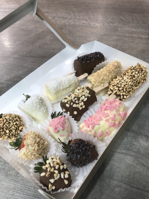 Клубника и бананы в наборе, артикул F1395651 - 4440 рублей, доставка по городу. Flawery - доставка цветов