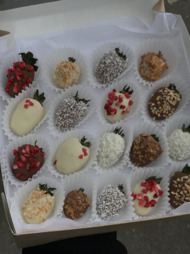 Набор из 18 клубничек, артикул F1395652 - 4615 рублей, доставка по городу. Flawery - доставка цветов